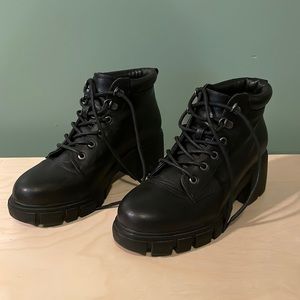 Leather ankle boots with small heel